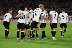 爱游戏体育-尤文图斯主场大胜阿贾克斯，成功晋级