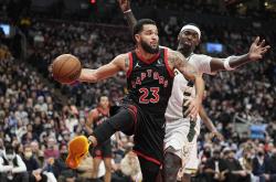 爱游戏官网-勇士鏖战猛龙，卡鲁索三分雨点燃全场的简单介绍