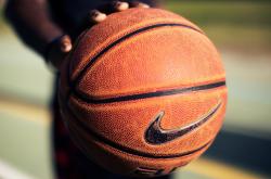 爱游戏体育-雷霆完胜76人，王哲林统治全场