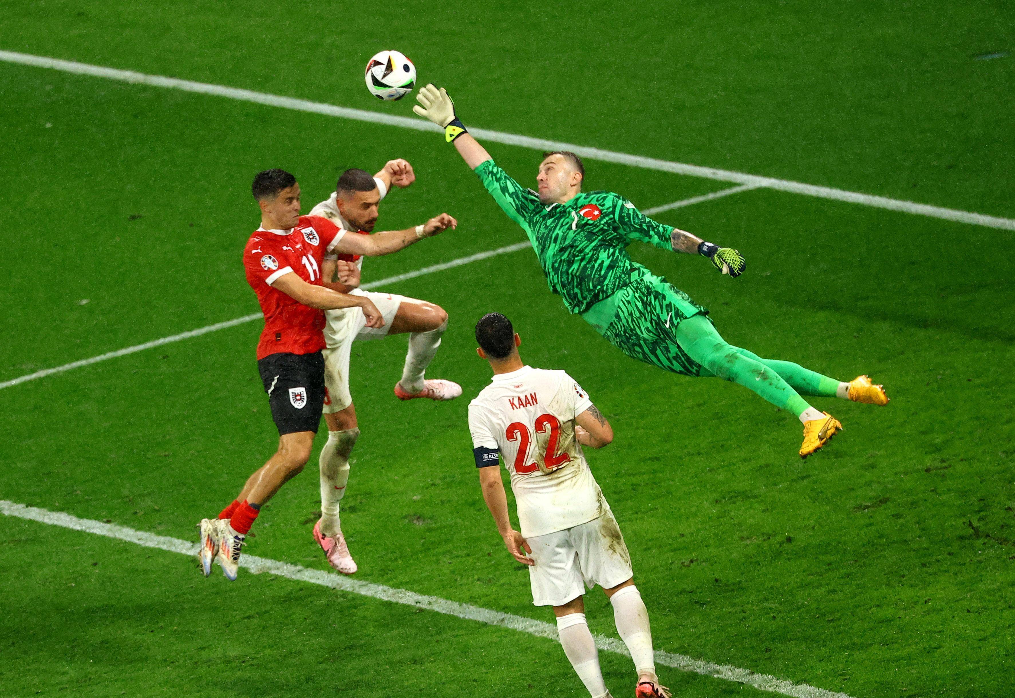 荷兰队与意大利队进行激烈角逐