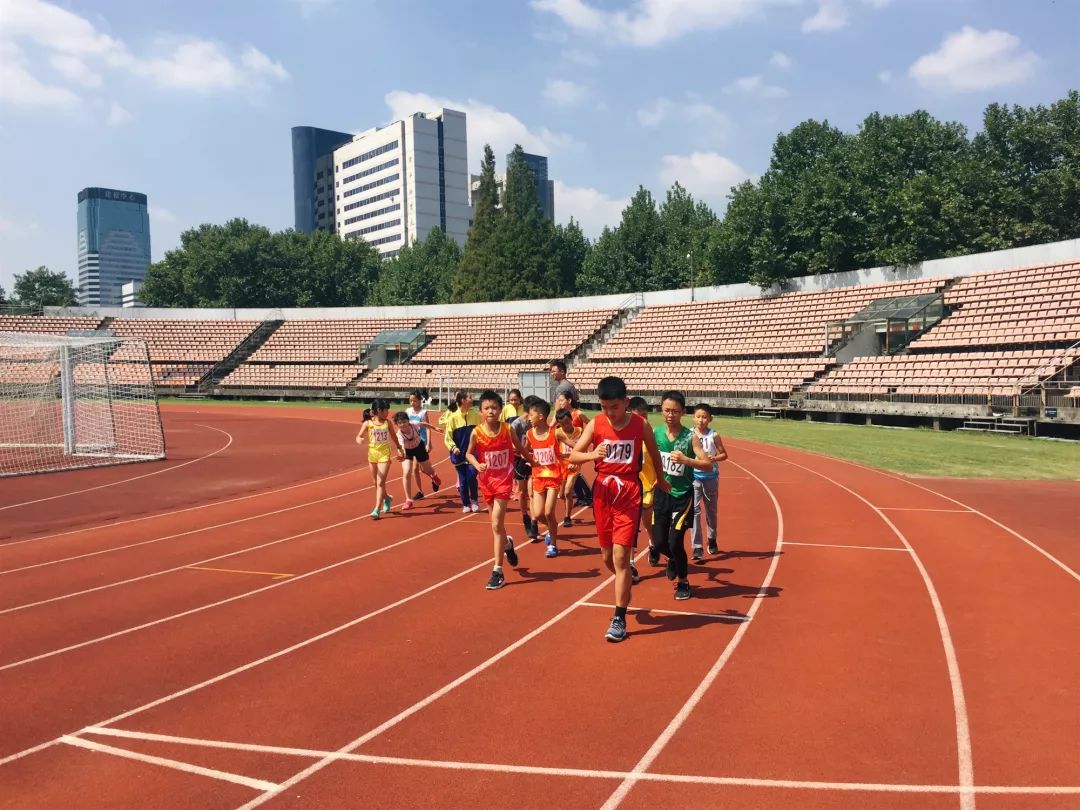 美国强队奋勇拼搏打破纪录创造佳绩 美国强队奋勇拼搏打破纪录创造佳绩