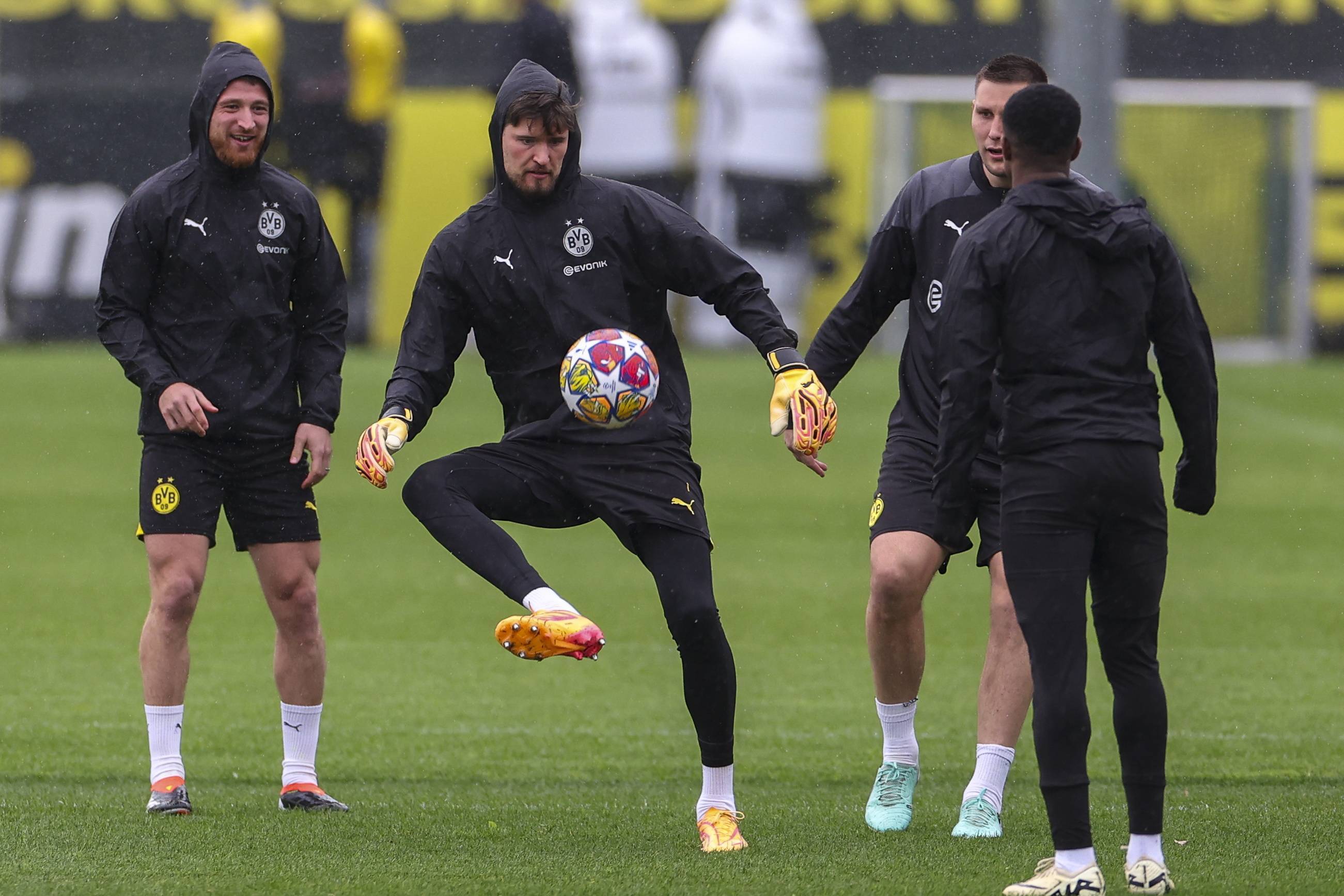 包含多特蒙德后卫突然宣布退役，引发球迷震惊的词条