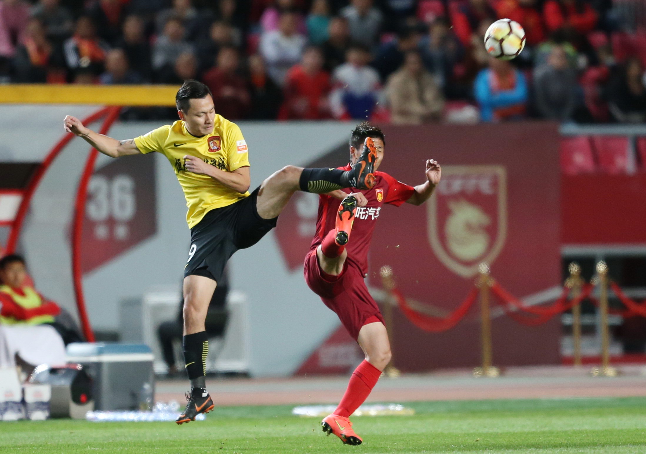 恒大惨遭华夏绝杀，客场-不敌对手，蒙哥丹独中一元！的简单介绍