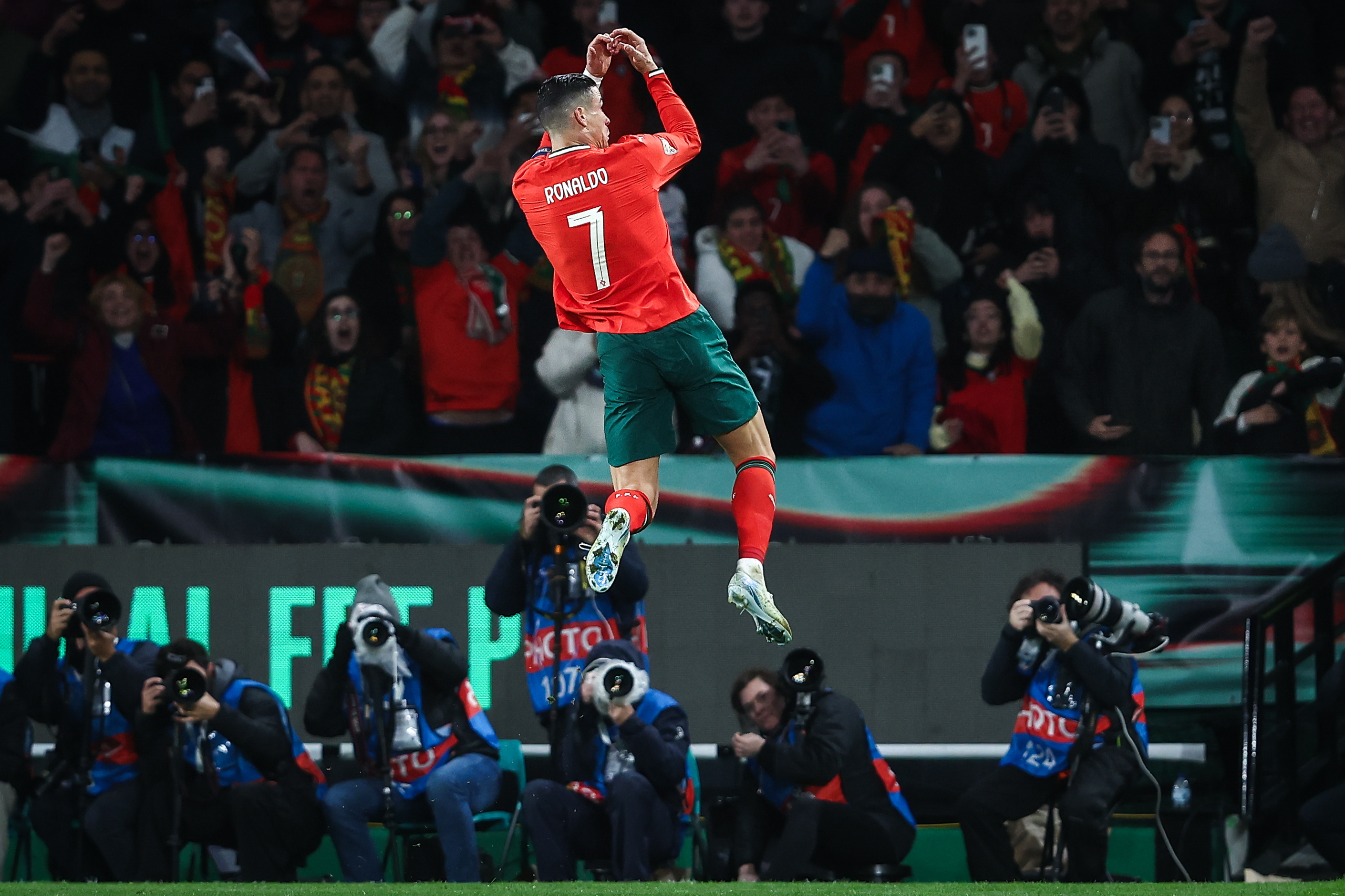 法国战胜葡萄牙,斩获欧锦赛强资格 法国战胜葡萄牙,斩获欧锦赛强资格