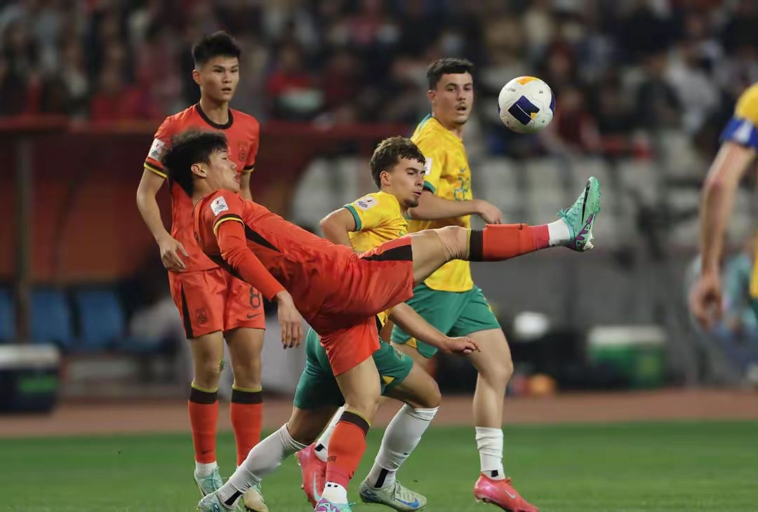 紧张比赛!球队团结一心奋力作战 紧张比赛!球队团结一心奋力作战