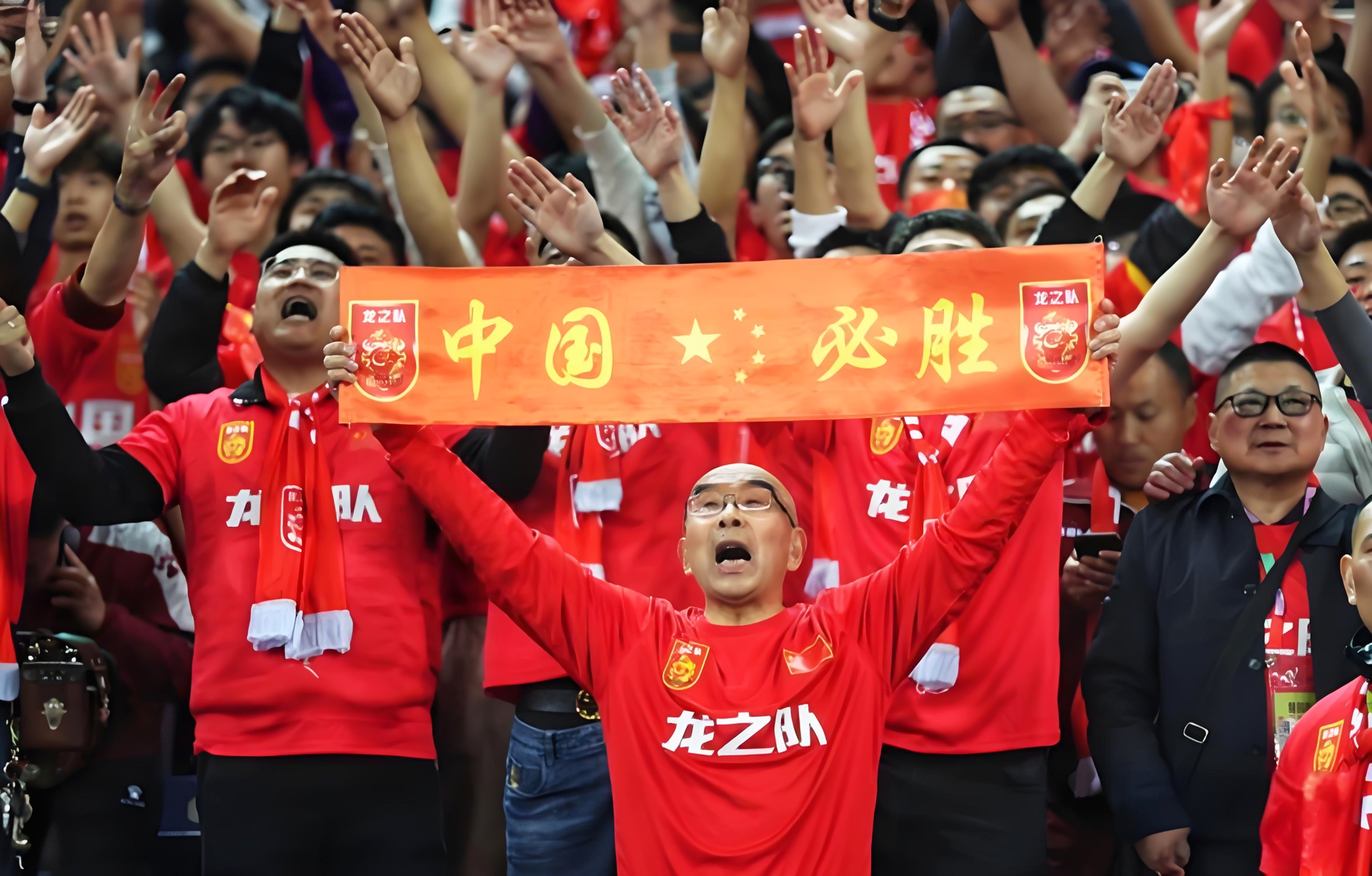 夺冠狂欢！队伍奋勇迎战取得胜利，引爆球迷狂热！的简单介绍