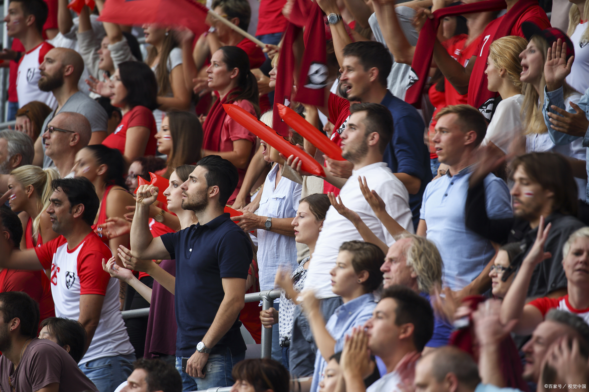 夺冠狂欢！队伍奋勇迎战取得胜利，引爆球迷狂热！的简单介绍