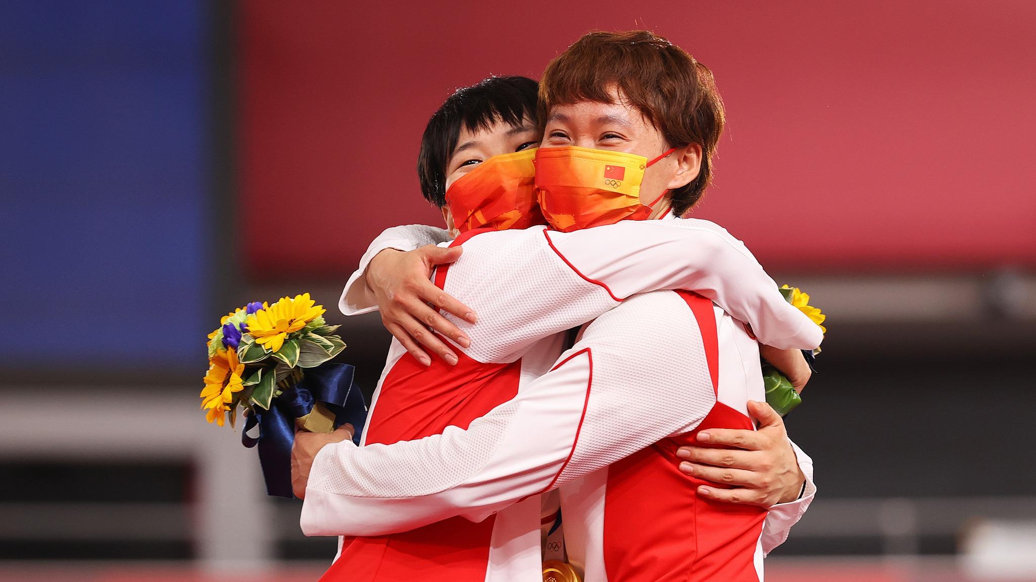 意大利自行车运动员夺冠,喜极而泣 意大利自行车运动员夺冠,喜极而泣