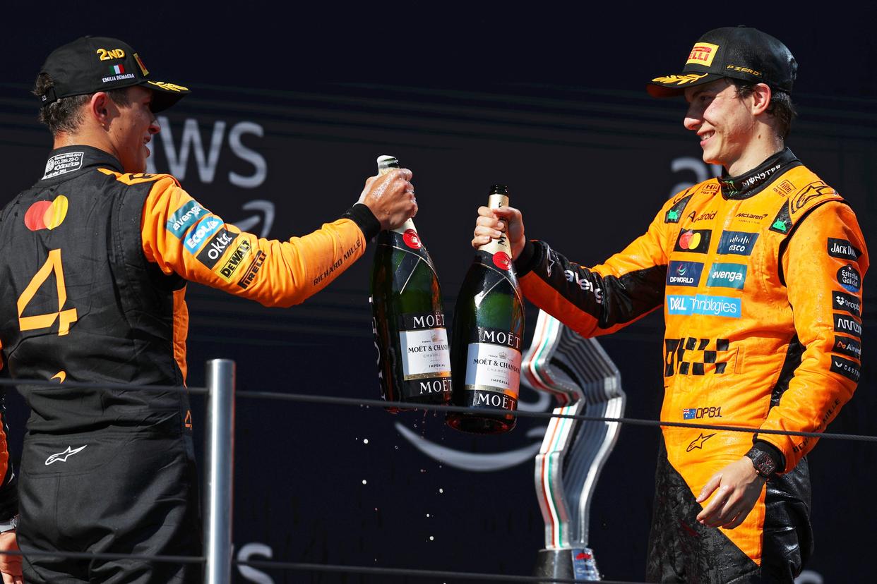 红牛车队力克威廉姆斯，皮亚斯特里带队取胜