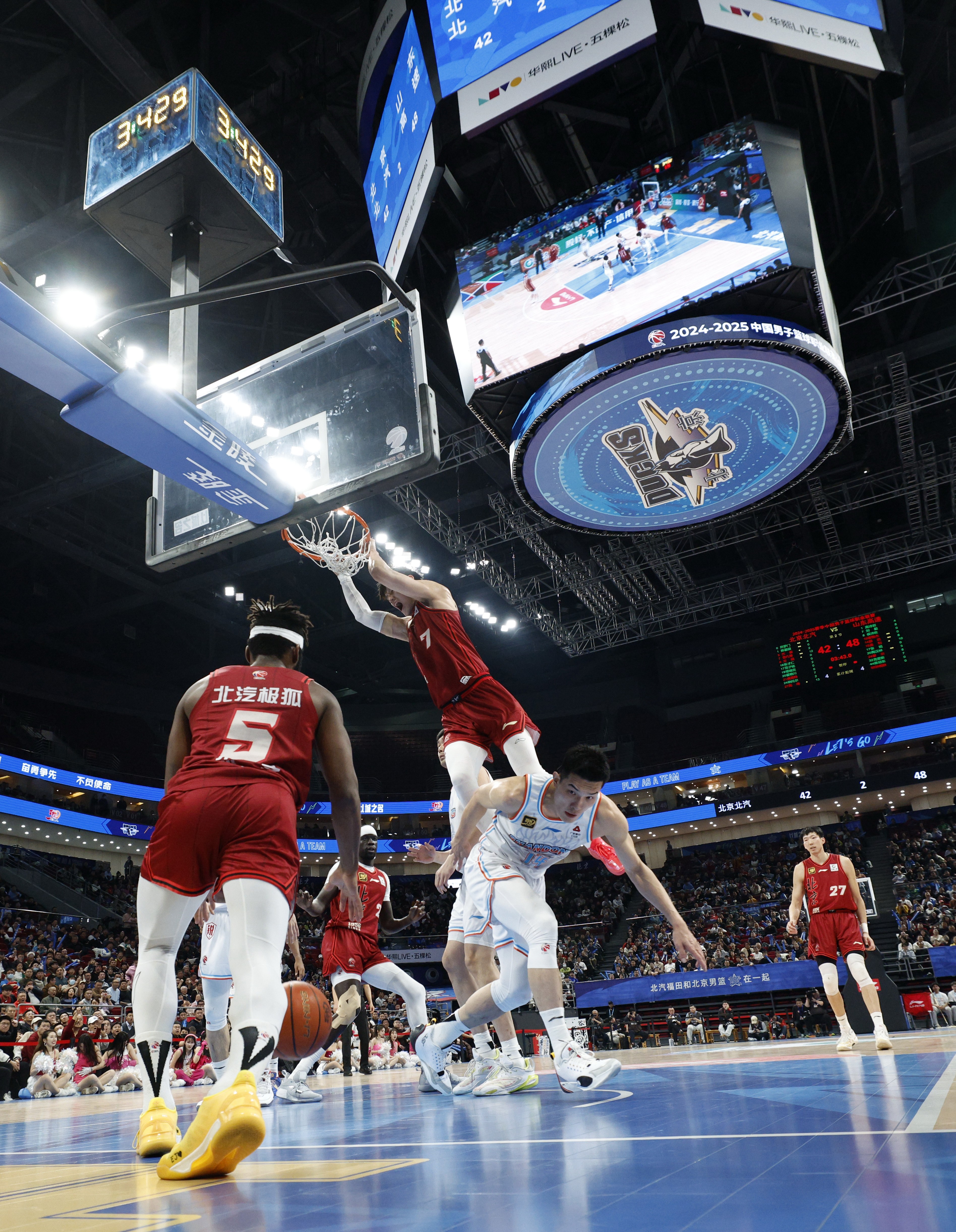 湖人完胜北京队，布伦森点燃赛场