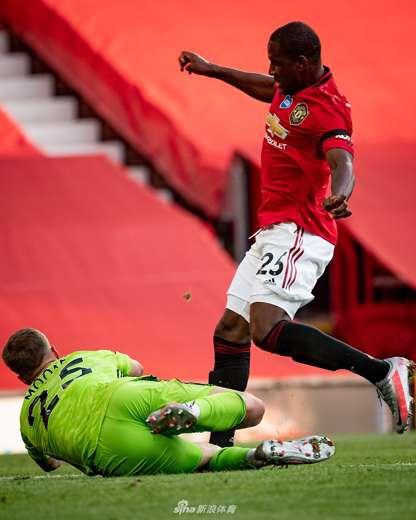 包含瑞典逆转巴萨，马夏尔完成帽子戏法的词条