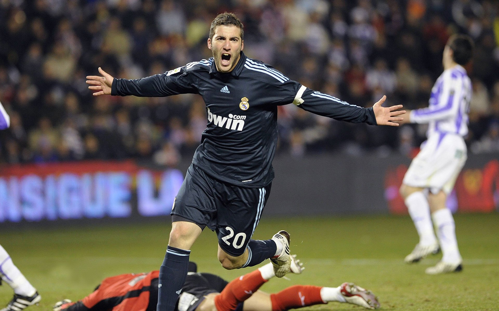 从莱比锡红牛到希腊国家队,C罗如何成为攻防转换的现代足球核心