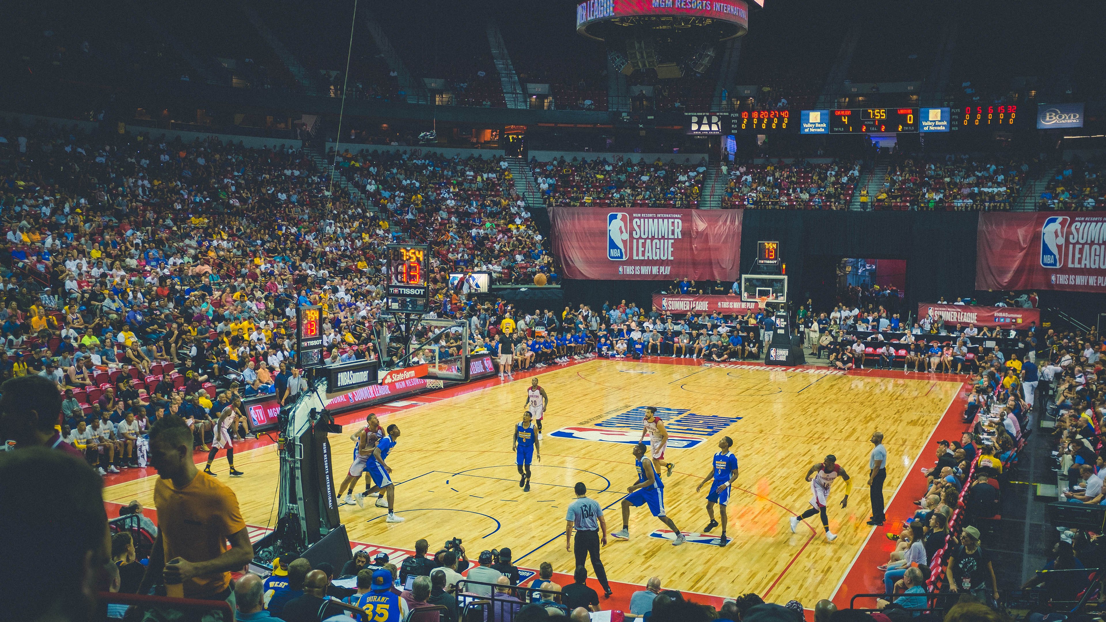 赛道与球场，当F1引擎轰鸣遇见库里三分雨